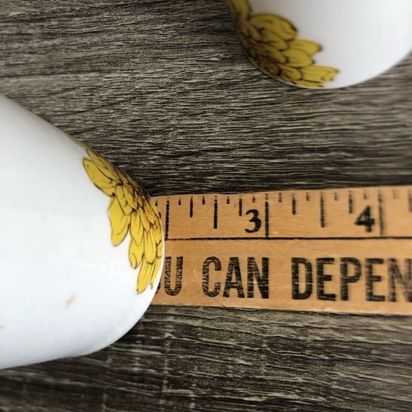 Vtg Floral Ceramic Salt and Pepper Shakers - Picture 9 of 13